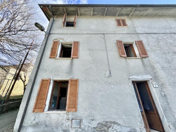 casa indipendente in vendita a Seravezza in zona Azzano