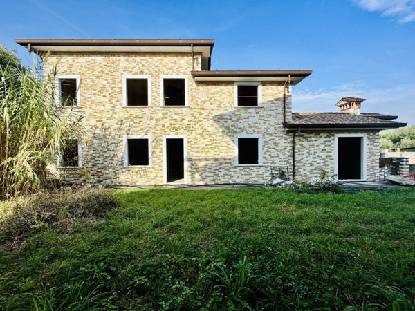 casa indipendente in vendita a Seravezza in zona Querceta