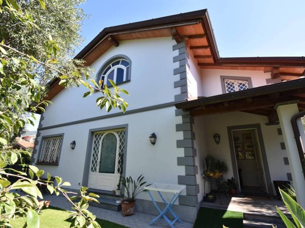 casa indipendente in vendita a Seravezza in zona Pozzi