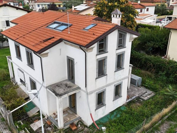 casa indipendente in vendita a Seravezza in zona Querceta