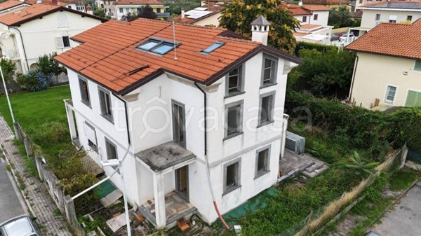 casa indipendente in vendita a Seravezza in zona Querceta