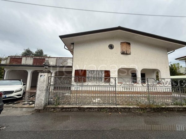 casa indipendente in vendita a Seravezza in zona Querceta