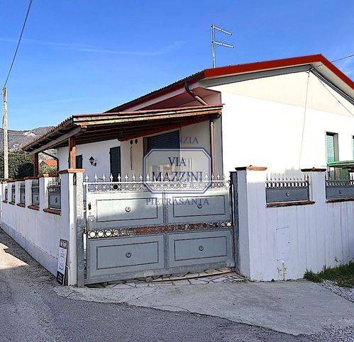 casa indipendente in vendita a Seravezza in zona Querceta