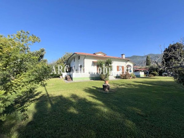 casa indipendente in vendita a Seravezza in zona Pozzi