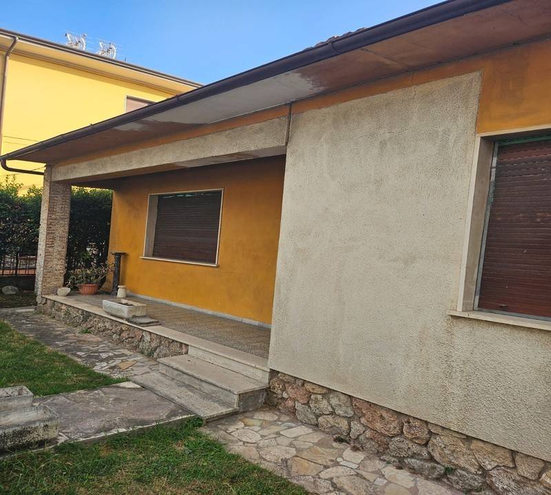 casa indipendente in vendita a Seravezza in zona Querceta