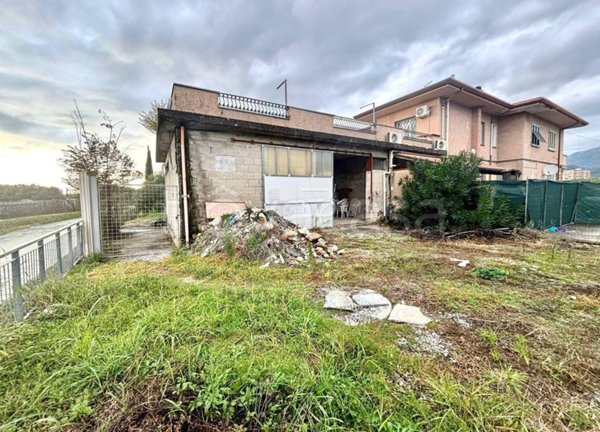 locale commerciale in vendita a Seravezza in zona Querceta