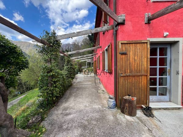 casa indipendente in vendita a Seravezza