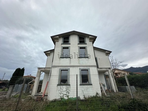 casa indipendente in vendita a Seravezza