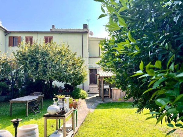 casa semindipendente in vendita a Seravezza in zona Pozzi