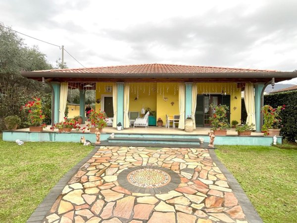 casa indipendente in vendita a Seravezza in zona Querceta