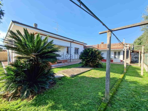 casa indipendente in vendita a Seravezza in zona Querceta