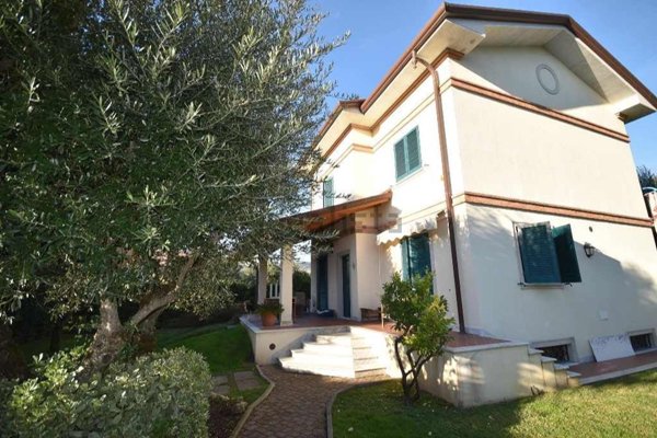 casa indipendente in vendita a Seravezza in zona Querceta