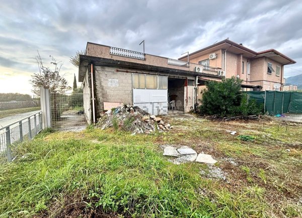 locale di sgombero in vendita a Seravezza in zona Querceta