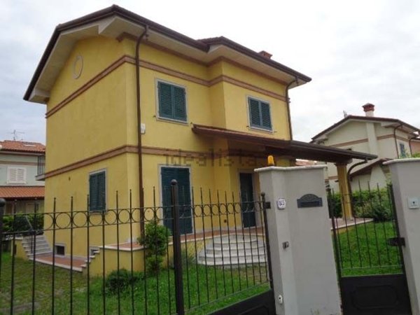 casa indipendente in vendita a Seravezza in zona Querceta