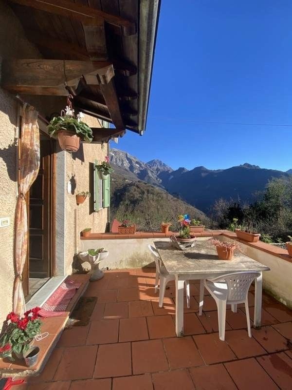 casa indipendente in vendita a Seravezza in zona Basati