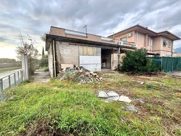 locale commerciale in vendita a Seravezza in zona Querceta