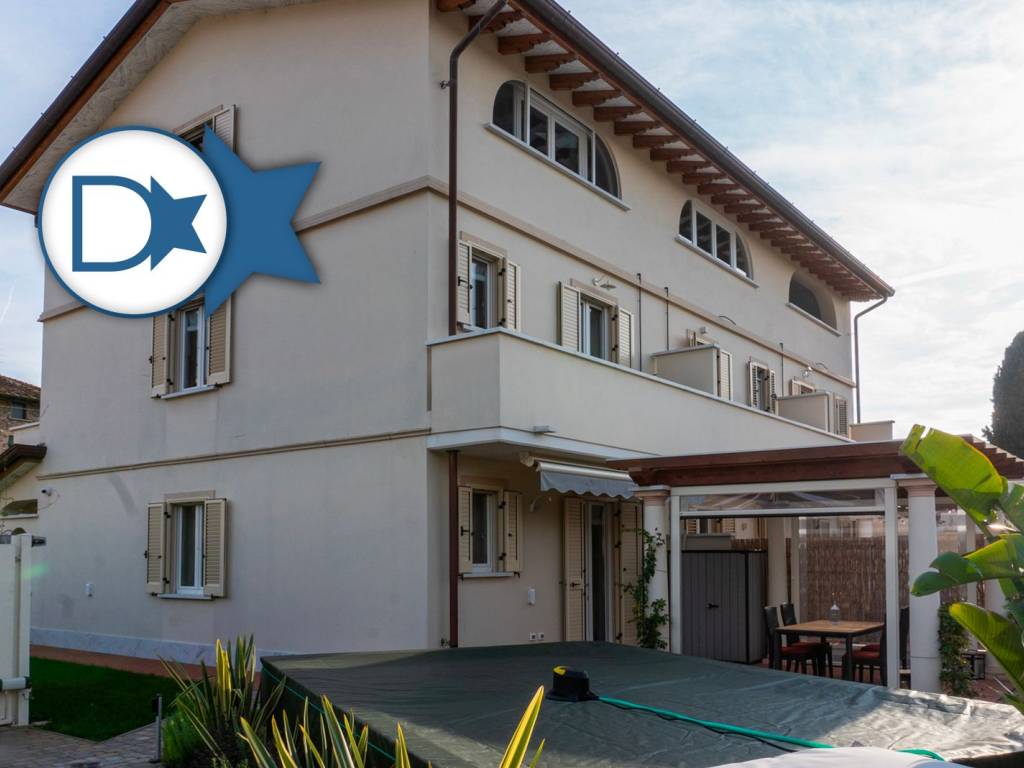 casa indipendente in vendita a Seravezza in zona Pozzi