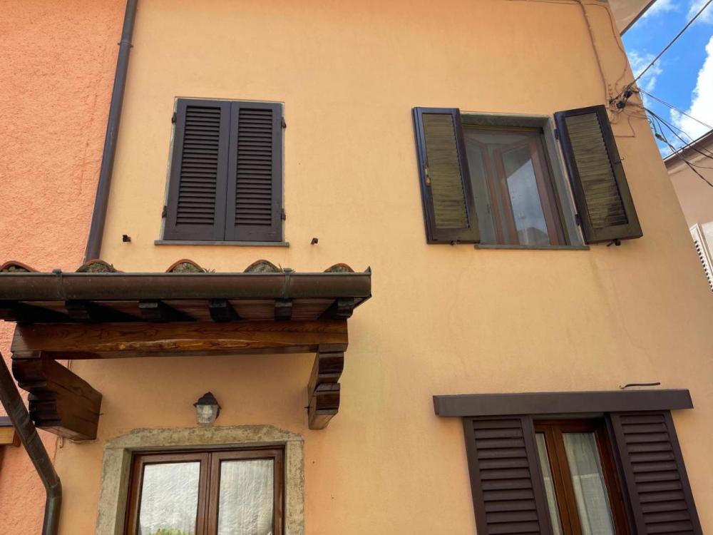 casa indipendente in vendita a Seravezza in zona Azzano