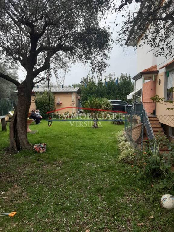 casa semindipendente in vendita a Seravezza in zona Ripa