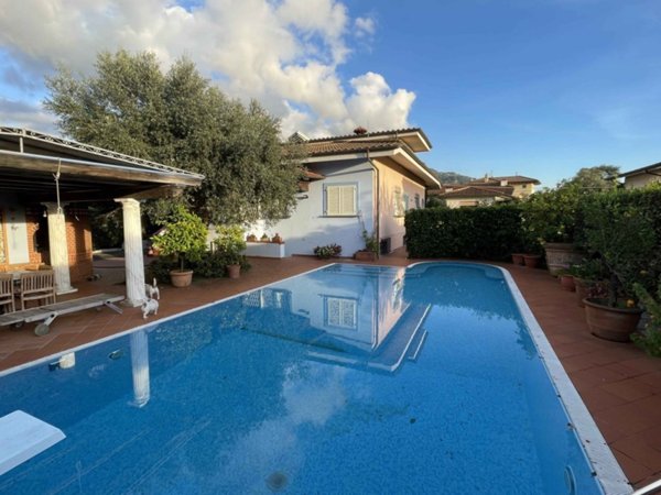 casa indipendente in vendita a Seravezza in zona Querceta