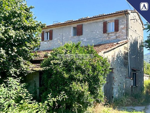 casa indipendente in vendita a Seravezza