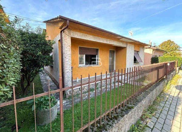 casa indipendente in vendita a Seravezza in zona Pozzi