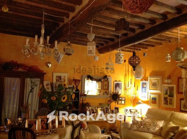 casa indipendente in vendita a Seravezza in zona Azzano