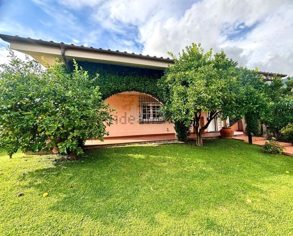 casa indipendente in vendita a Seravezza in zona Ripa