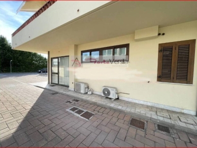 locale commerciale in vendita a Seravezza