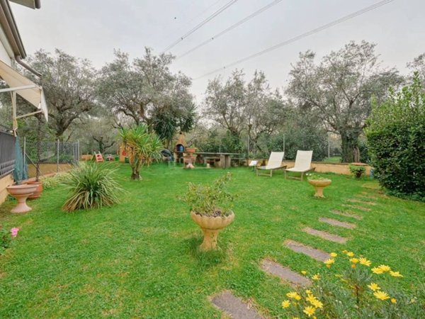 casa indipendente in vendita a Seravezza in zona Ripa