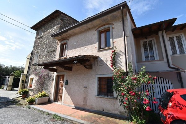 casa indipendente in vendita a Seravezza in zona Pozzi