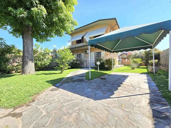 casa indipendente in vendita a Seravezza in zona Querceta