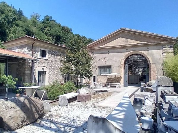 locale commerciale in vendita a Seravezza