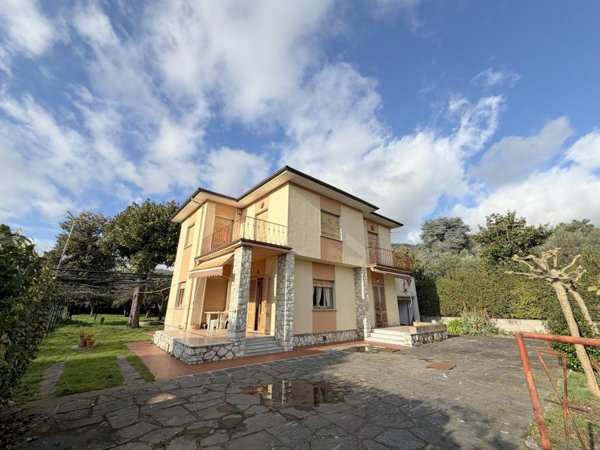 casa indipendente in vendita a Seravezza in zona Ripa