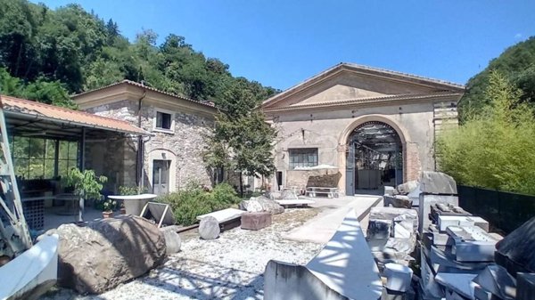 capannone in vendita a Seravezza