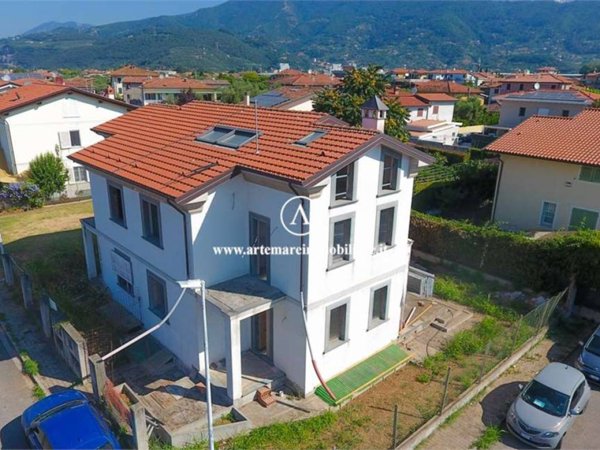 casa indipendente in vendita a Seravezza in zona Querceta
