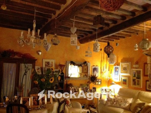 casa indipendente in vendita a Seravezza in zona Azzano