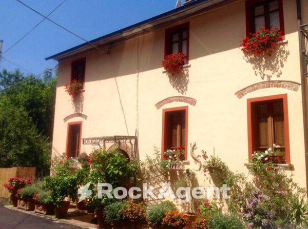 casa indipendente in vendita a Seravezza in zona Azzano