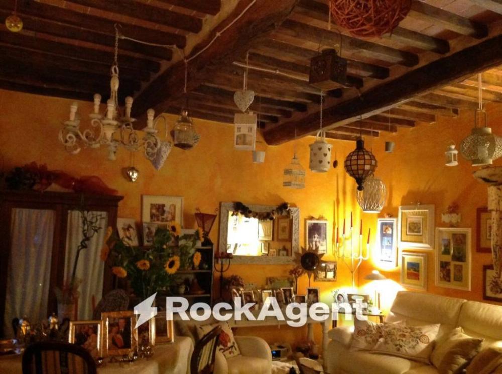 casa indipendente in vendita a Seravezza in zona Azzano