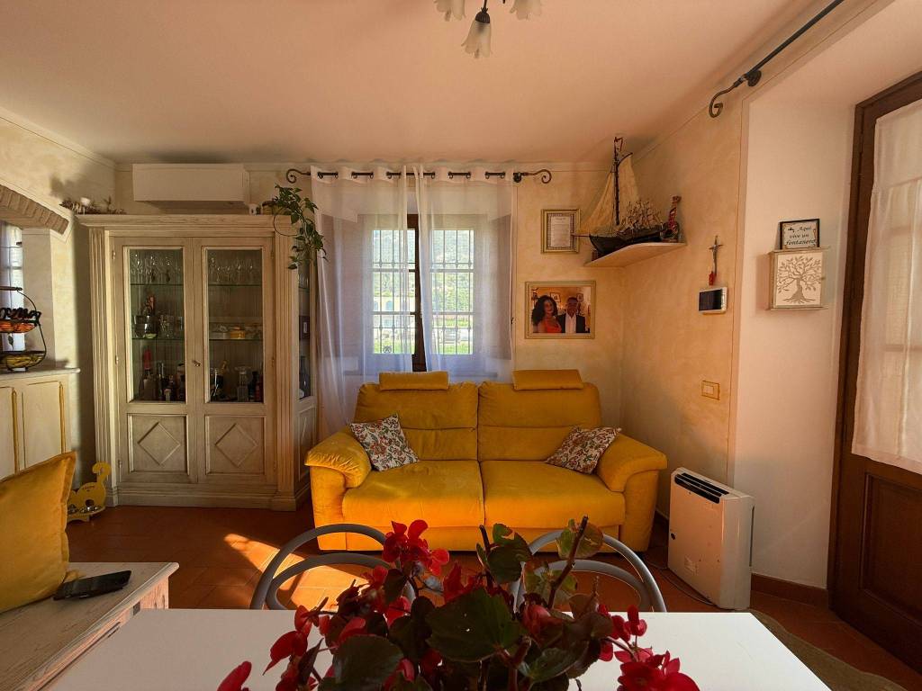 casa indipendente in vendita a Seravezza in zona Pozzi