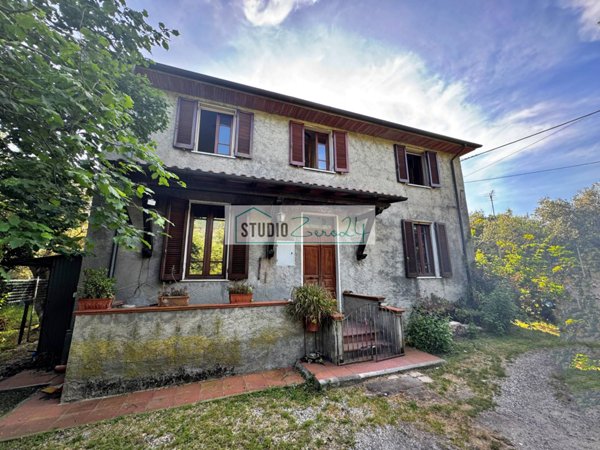 casa indipendente in vendita a Seravezza in zona Pozzi