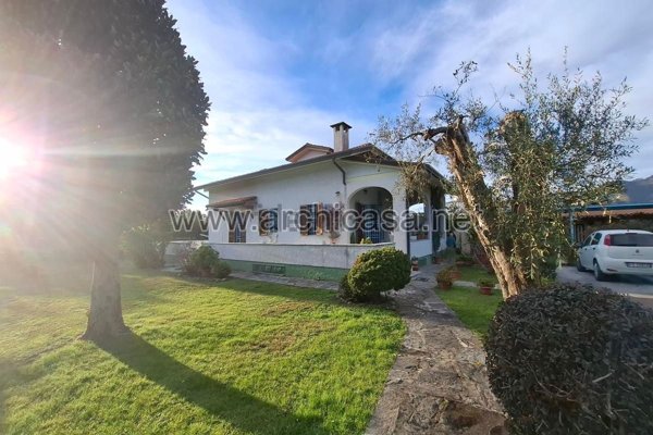 casa indipendente in vendita a Seravezza