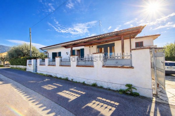 casa indipendente in vendita a Seravezza in zona Querceta