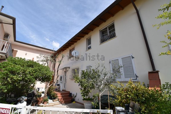 casa indipendente in vendita a Seravezza in zona Querceta