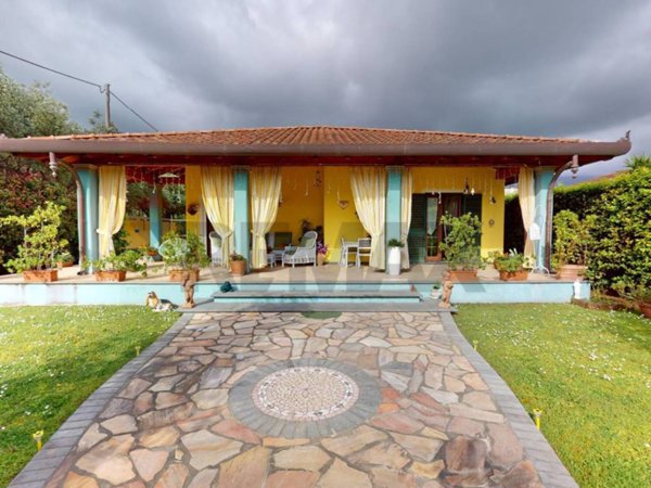 casa indipendente in vendita a Seravezza in zona Querceta