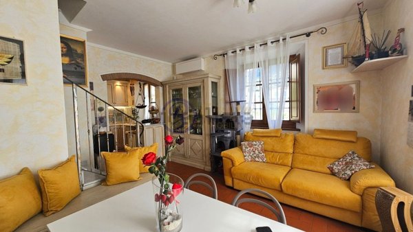 casa indipendente in vendita a Seravezza in zona Pozzi