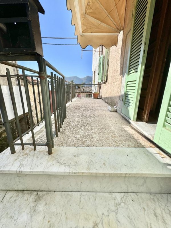 casa indipendente in vendita a Seravezza in zona Azzano