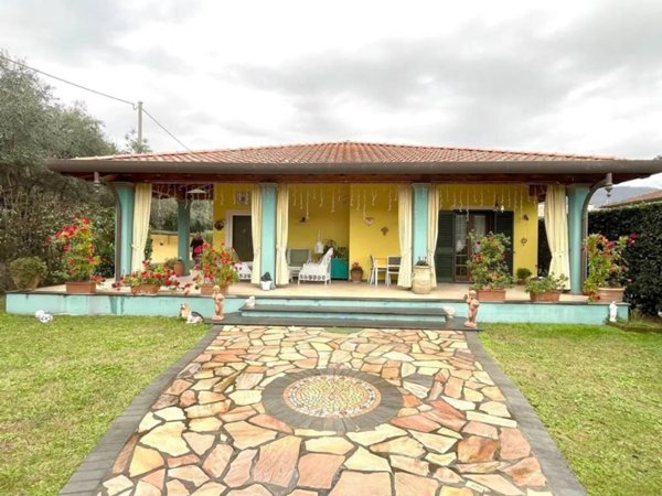 casa indipendente in vendita a Seravezza in zona Querceta