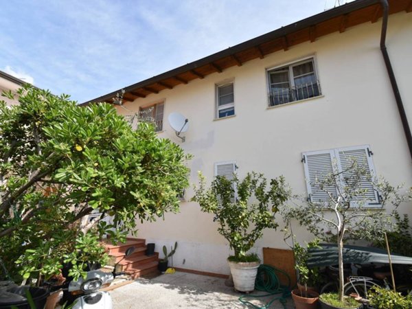 casa indipendente in vendita a Seravezza in zona Querceta