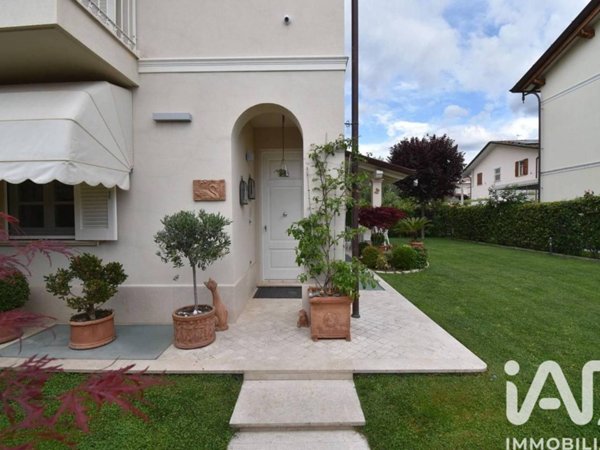 casa indipendente in vendita a Seravezza in zona Querceta